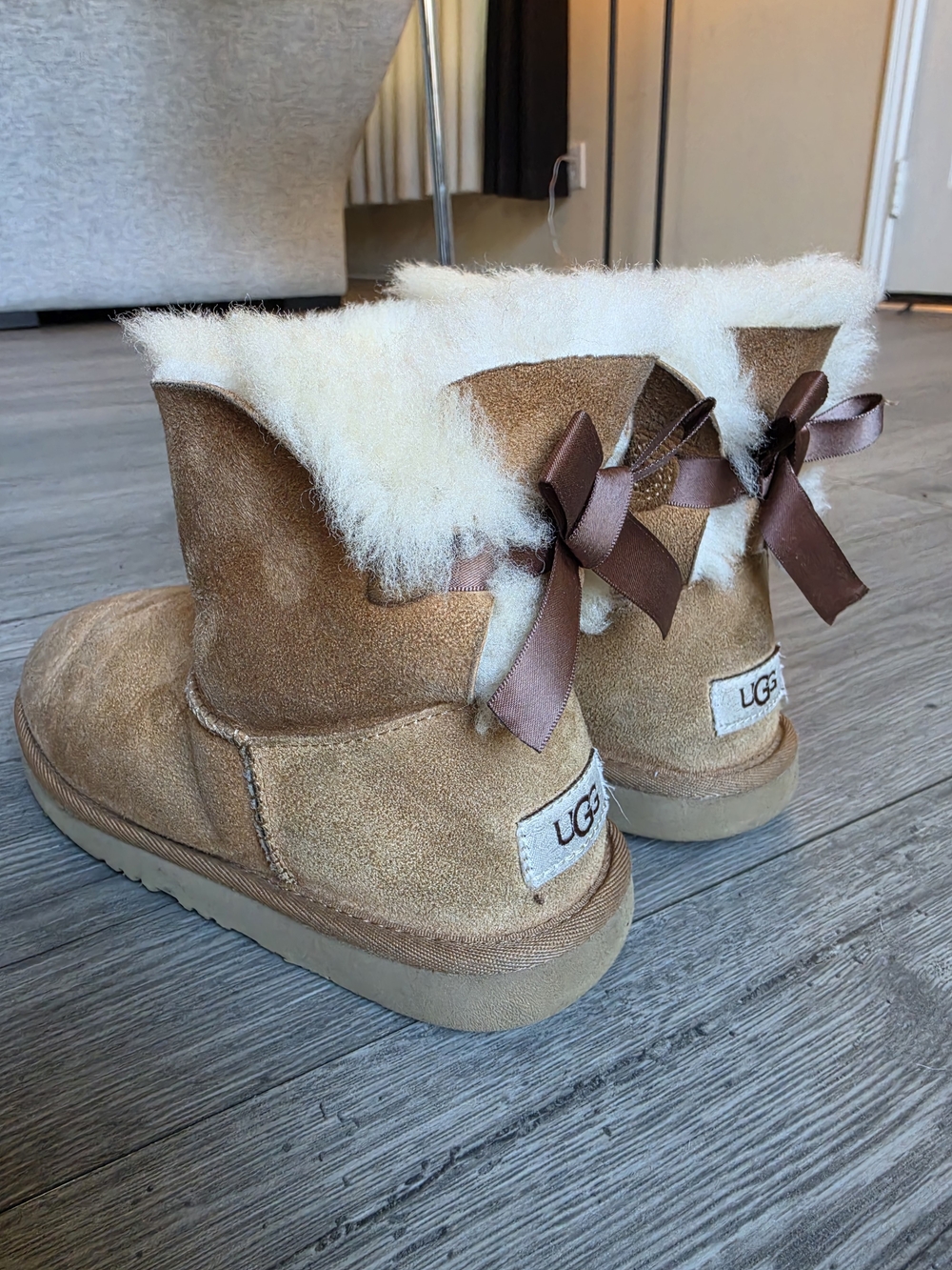 $14‼️ UGG Kids Classic Mini Bailey Bow Suede Boots in Chestnut Size 4, Worn
